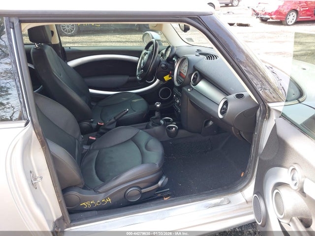 2011 MINI COOPER CLUBMAN WMWZF3C56BTX82303 Photo 4