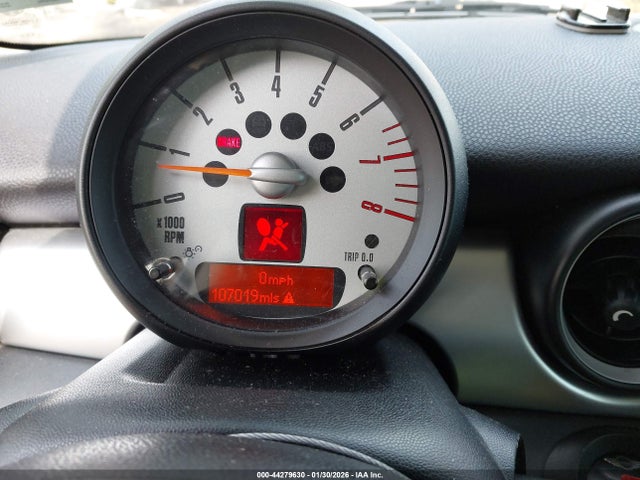 2011 MINI COOPER CLUBMAN WMWZF3C56BTX82303 Photo 6