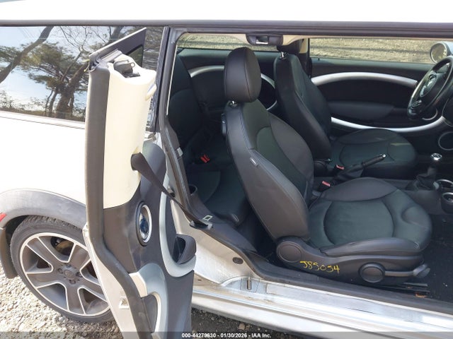 2011 MINI COOPER CLUBMAN WMWZF3C56BTX82303 Photo 7