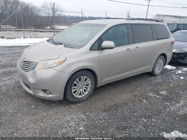 Toyota Sienna Xle 8 Passenger 2015 5TDYK3DC3FS594902 Image 2