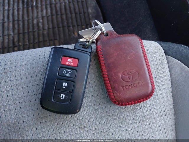 Toyota Rav4 Xle 2017 JTMRFREV2HD220629 Image 11