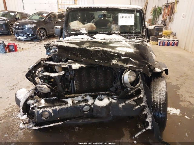 44281017 :رقم المزاد ، 1C4BJWEG5HL615734 vin ، 2017 Jeep Wrangler Unlimited Sahara مزاد بيع
