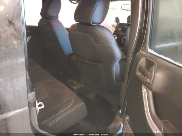 44281017 :رقم المزاد ، 1C4BJWEG5HL615734 vin ، 2017 Jeep Wrangler Unlimited Sahara مزاد بيع