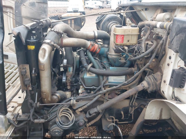44281131 :رقم المزاد ، 1HTSCABP9XH697117 vin ، 1999 International 4000 4700 مزاد بيع