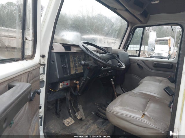 44281131 :رقم المزاد ، 1HTSCABP9XH697117 vin ، 1999 International 4000 4700 مزاد بيع