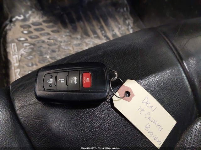 44281277 :رقم المزاد ، 4T1B11HK7JU040499 vin ، 2018 Toyota Camry Xle مزاد بيع