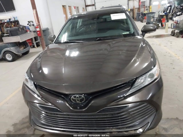 44281277 :رقم المزاد ، 4T1B11HK7JU040499 vin ، 2018 Toyota Camry Xle مزاد بيع