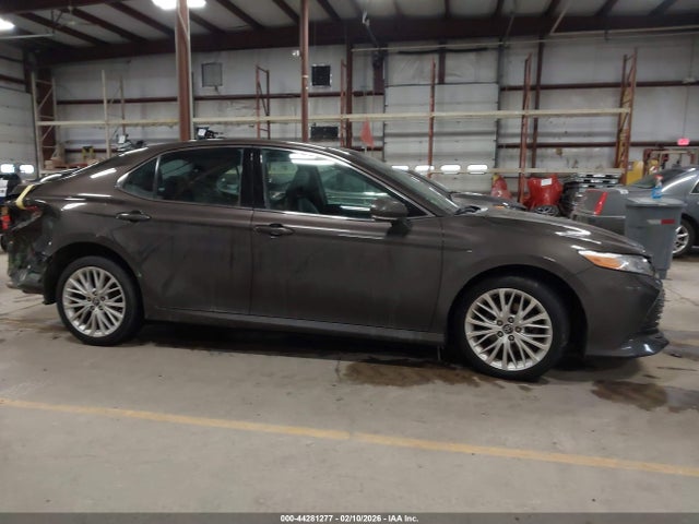 44281277 :رقم المزاد ، 4T1B11HK7JU040499 vin ، 2018 Toyota Camry Xle مزاد بيع