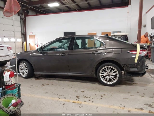 44281277 :رقم المزاد ، 4T1B11HK7JU040499 vin ، 2018 Toyota Camry Xle مزاد بيع