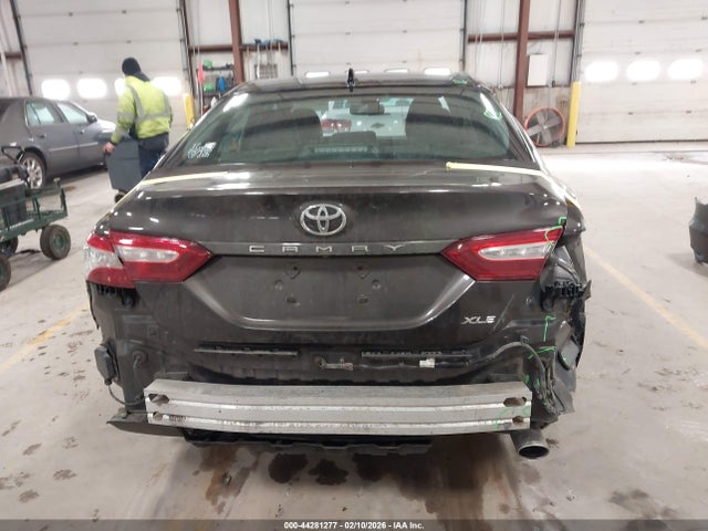 44281277 :رقم المزاد ، 4T1B11HK7JU040499 vin ، 2018 Toyota Camry Xle مزاد بيع