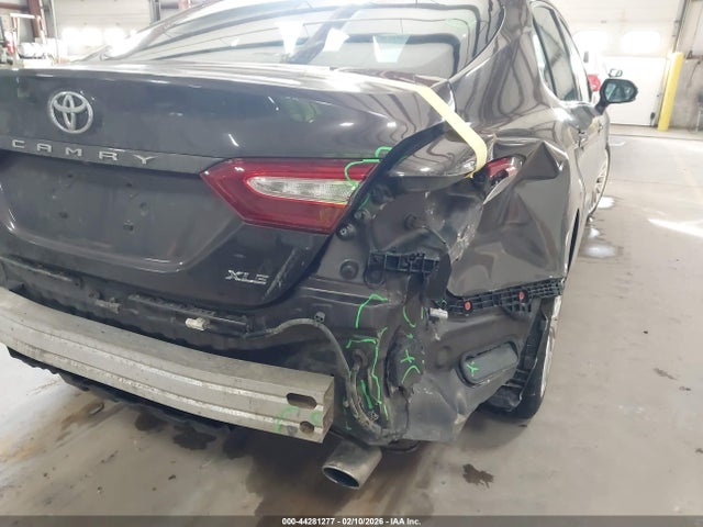 44281277 :رقم المزاد ، 4T1B11HK7JU040499 vin ، 2018 Toyota Camry Xle مزاد بيع
