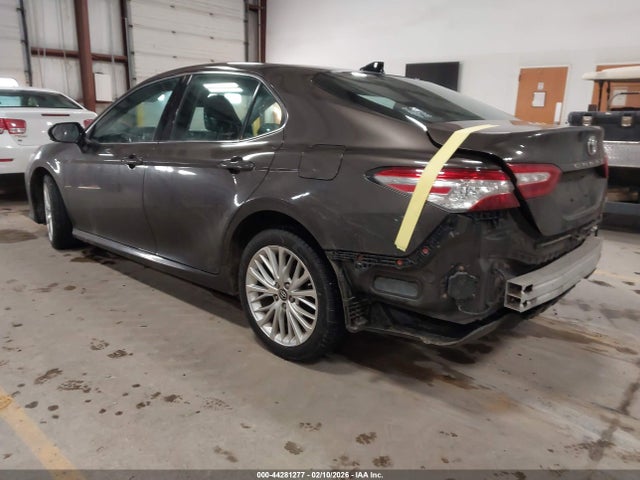 44281277 :رقم المزاد ، 4T1B11HK7JU040499 vin ، 2018 Toyota Camry Xle مزاد بيع