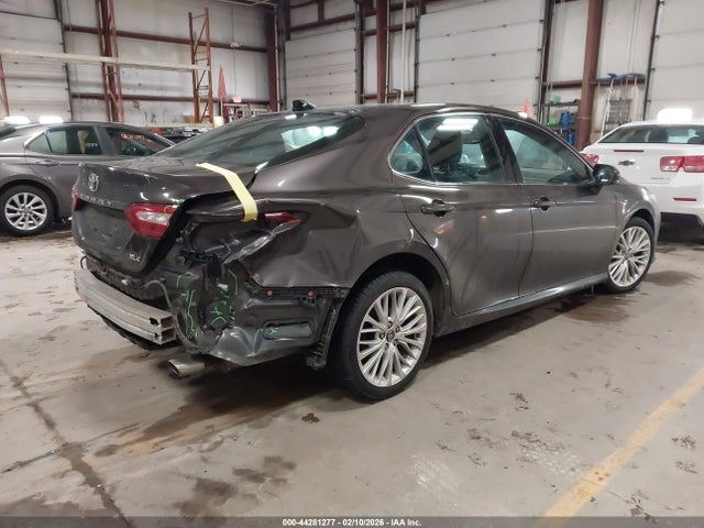 44281277 :رقم المزاد ، 4T1B11HK7JU040499 vin ، 2018 Toyota Camry Xle مزاد بيع