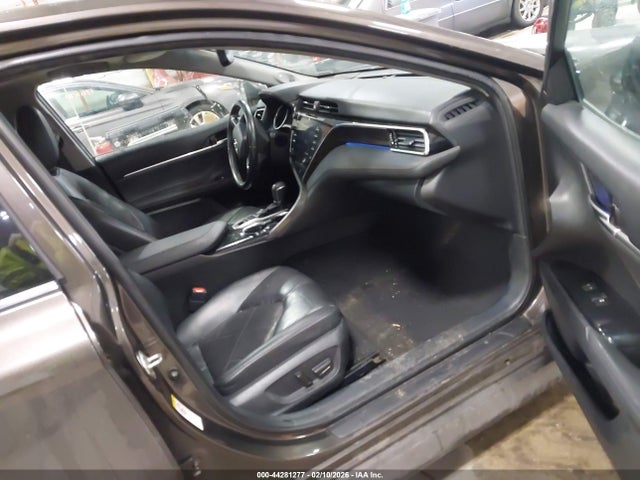 44281277 :رقم المزاد ، 4T1B11HK7JU040499 vin ، 2018 Toyota Camry Xle مزاد بيع