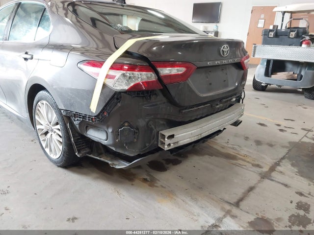 44281277 :رقم المزاد ، 4T1B11HK7JU040499 vin ، 2018 Toyota Camry Xle مزاد بيع