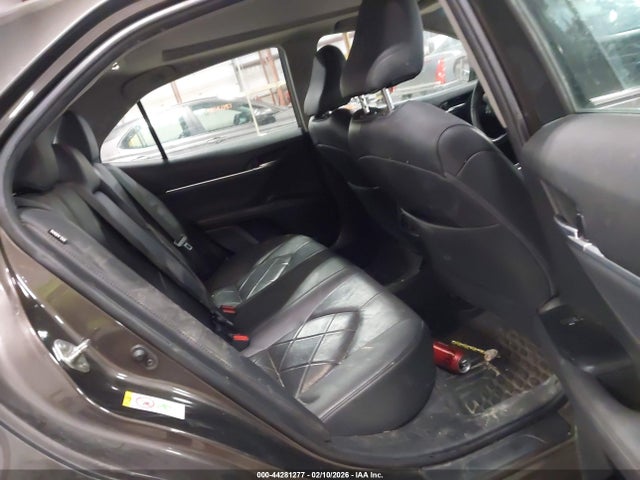 44281277 :رقم المزاد ، 4T1B11HK7JU040499 vin ، 2018 Toyota Camry Xle مزاد بيع
