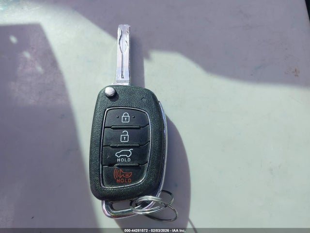 KM8J3CA45HU474587 Hyundai TUCSON SE