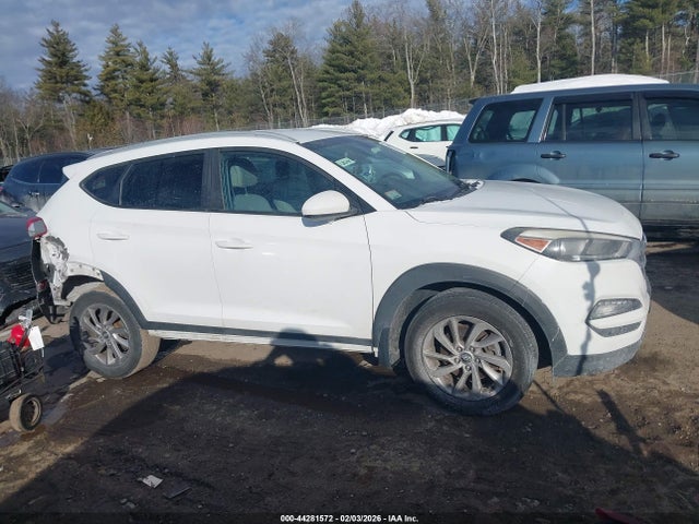 KM8J3CA45HU474587 Hyundai TUCSON SE