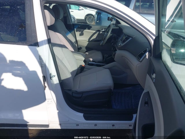 KM8J3CA45HU474587 Hyundai TUCSON SE