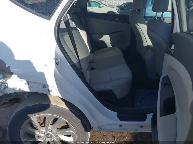 KM8J3CA45HU474587 Hyundai TUCSON SE