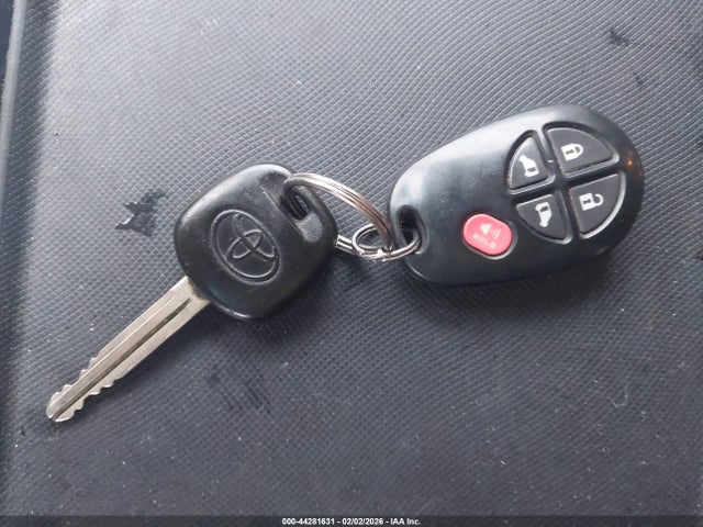 5TDKK3DC1GS755092 Toyota Sienna Le 8 Passenger