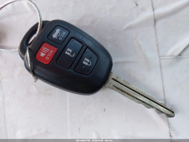 2T1BURHE3JC076160 Toyota COROLLA LE