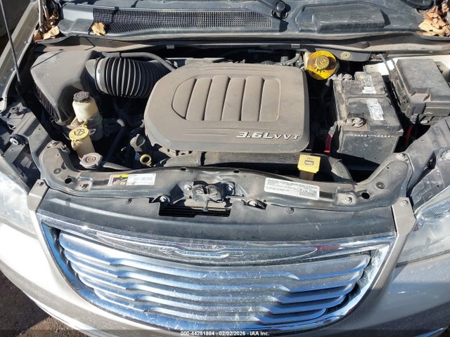 2015 Chrysler Town & Country Touring მანქანა იყიდება აუქციონზე, vin: 2C4RC1BG4FR582830, აუქციონის ნომერი: 44281884