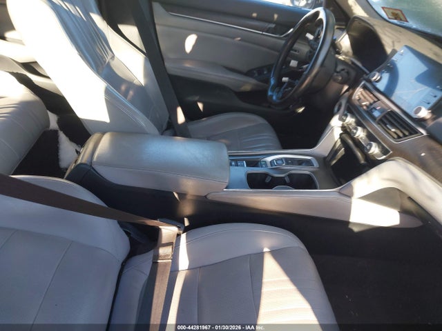 1HGCV2F98JA050979 Honda Accord Touring 2.0t