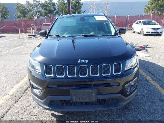 3C4NJCBB1JT469430 Jeep Compass Latitude Fwd