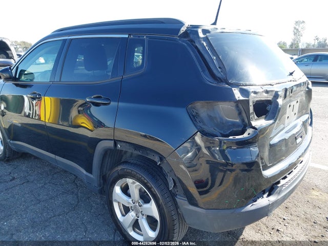 3C4NJCBB1JT469430 Jeep Compass Latitude Fwd