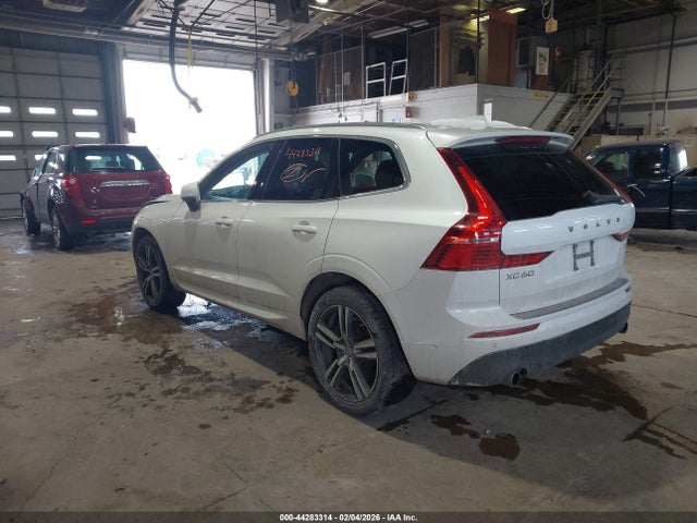 2018 VOLVO XC60 LYVA22RK0JB087739 Photo 2