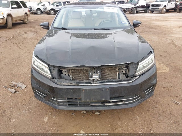 1VWDT7A33HC080864 Volkswagen Passat 1.8t R-line
