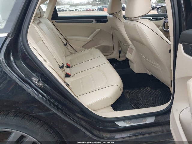 1VWDT7A33HC080864 Volkswagen Passat 1.8t R-line