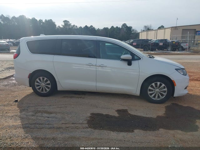 44283610 :رقم المزاد ، 2C4RC1DG8HR676712 vin ، 2017 Chrysler Pacifica Touring مزاد بيع