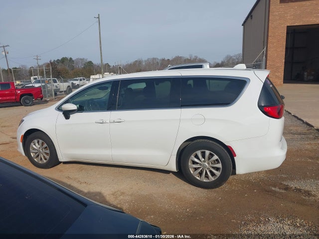 44283610 :رقم المزاد ، 2C4RC1DG8HR676712 vin ، 2017 Chrysler Pacifica Touring مزاد بيع