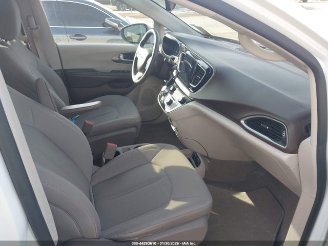 44283610 :رقم المزاد ، 2C4RC1DG8HR676712 vin ، 2017 Chrysler Pacifica Touring مزاد بيع