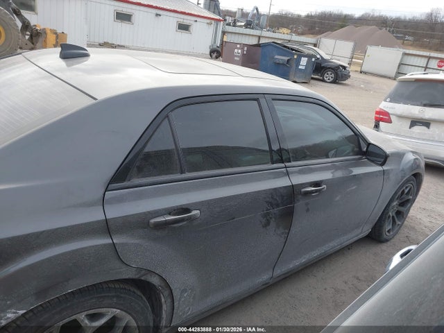 44283888 :رقم المزاد ، 2C3CCABG7FH853783 vin ، 2015 Chrysler 300 300s مزاد بيع