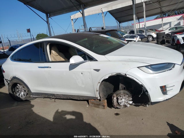 Продажа на аукционе авто 2016 Tesla Model X 60d/70d/75d/90d, vin: 5YJXCAE21GF009999, номер лота: 44283971