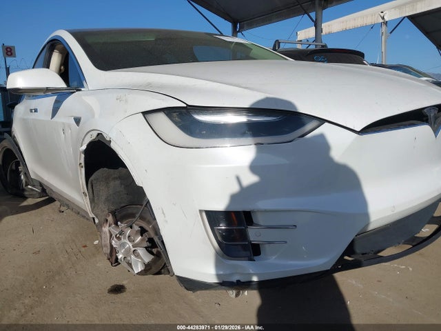 Продажа на аукционе авто 2016 Tesla Model X 60d/70d/75d/90d, vin: 5YJXCAE21GF009999, номер лота: 44283971