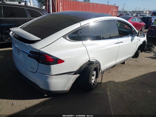 2016 TESLA MODEL X 5YJXCAE21GF009999 Photo 3