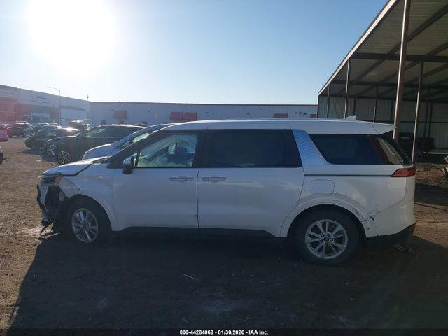 44284069 :رقم المزاد ، KNDNB4H39N6131941 vin ، 2022 Kia Carnival Mpv Lx Seat Package مزاد بيع
