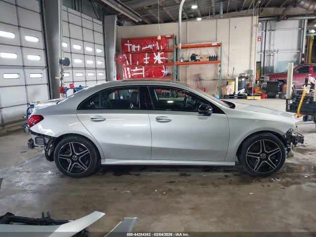W1K3G4FBXNJ372932 Mercedes-Benz A 220 4matic