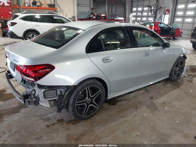 2022 MERCEDES-BENZ A 220 W1K3G4FBXNJ372932 Photo 3