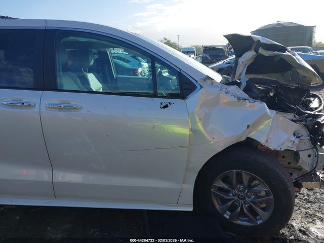 Toyota SIENNA XLE 2025 5TDYRKECXSS235836 Image 31