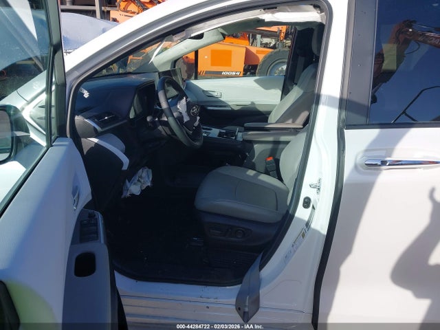 Toyota SIENNA XLE 2025 5TDYRKECXSS235836 Image 17