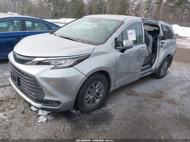 Toyota SIENNA LE 2021 5TDKRKEC6MS065788 Image 2