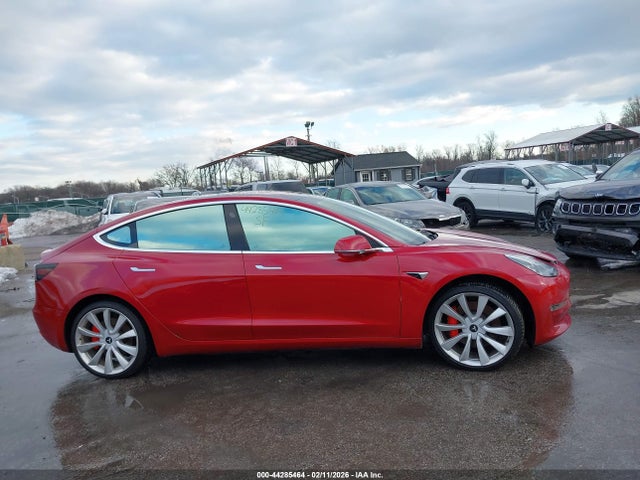 44285464 :رقم المزاد ، 5YJ3E1EB3JF063174 vin ، 2018 Tesla Model 3 Long Range/performance مزاد بيع