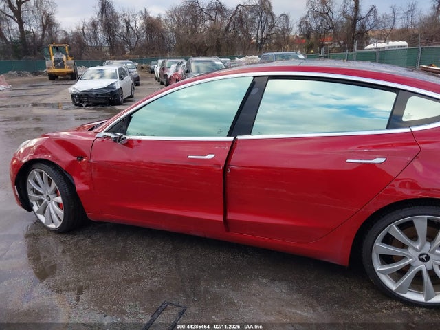 44285464 :رقم المزاد ، 5YJ3E1EB3JF063174 vin ، 2018 Tesla Model 3 Long Range/performance مزاد بيع