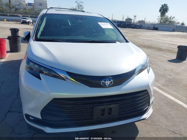 Toyota SIENNA XLE 2025 5TDJRKEC5SS253341 Image 12
