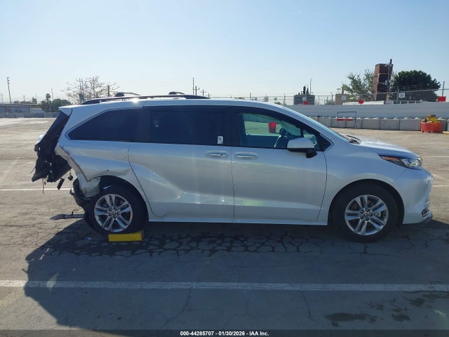 Toyota SIENNA XLE 2025 5TDJRKEC5SS253341 Image 13